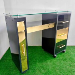 mesa dorada con vitrina