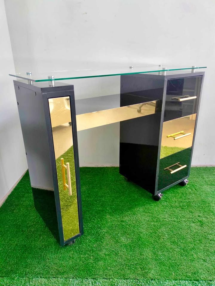 mesa dorada con vitrina