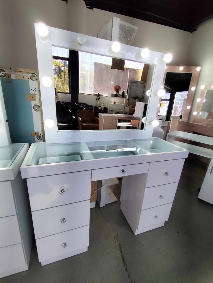 vanity con cubierta de cristal