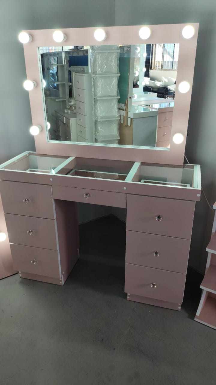 vanity con cubierta de cristal